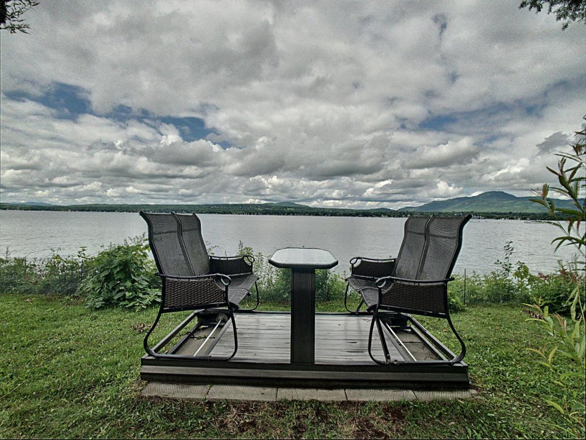 Location Tourisme Estrie - Oberge Du Village Мейгог Экстерьер фото
