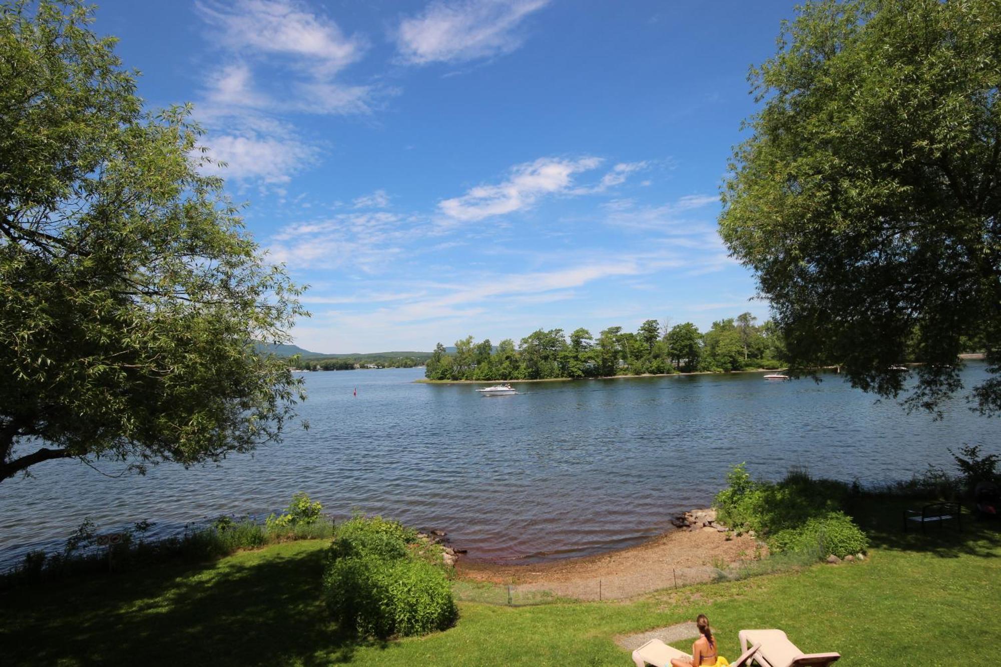 Location Tourisme Estrie - Oberge Du Village Мейгог Экстерьер фото