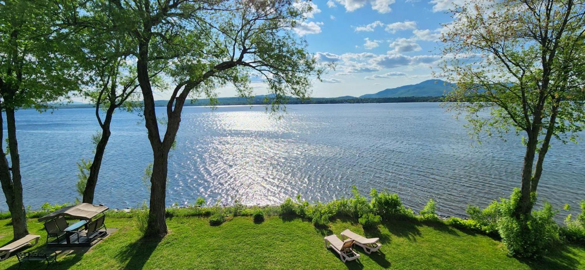 Location Tourisme Estrie - Oberge Du Village Мейгог Экстерьер фото