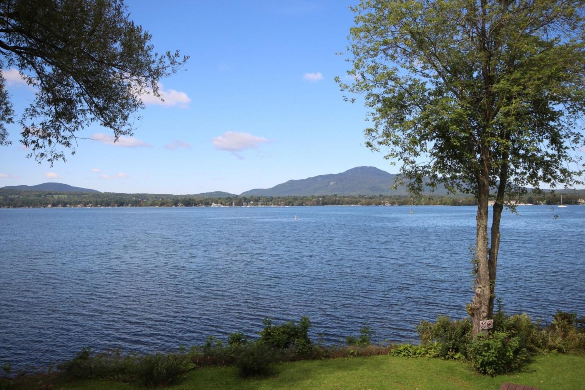 Location Tourisme Estrie - Oberge Du Village Мейгог Экстерьер фото
